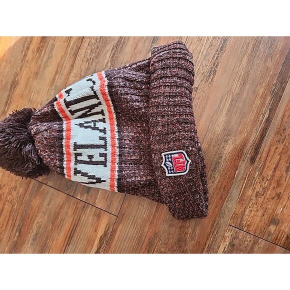 New Era Knit On Field Sideline Cleveland Browns Fleece Lined Winter Beanie Hat - Picture 3 of 5